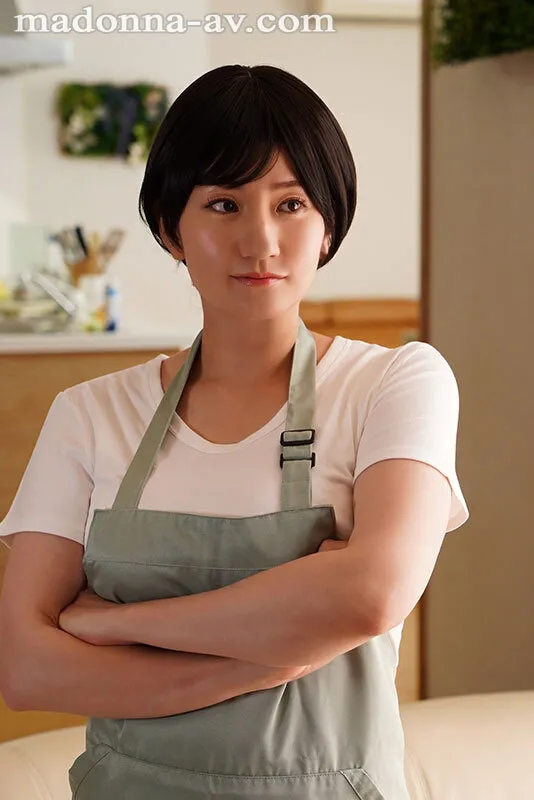 URE-136 Live-action version: Mom is a woman too! 1 & 2: Sexually-driven mother x son forbidden lovey-dovey pla — Rei Kimura, screenshot 1