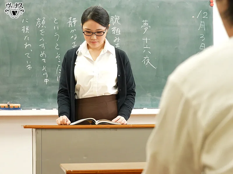 VAGU-293 Female Teacher's Sexual Assault on the Train: \"Every morning on the commuter train, I was touched an — Chinatsu Mizumoto, screenshot 2