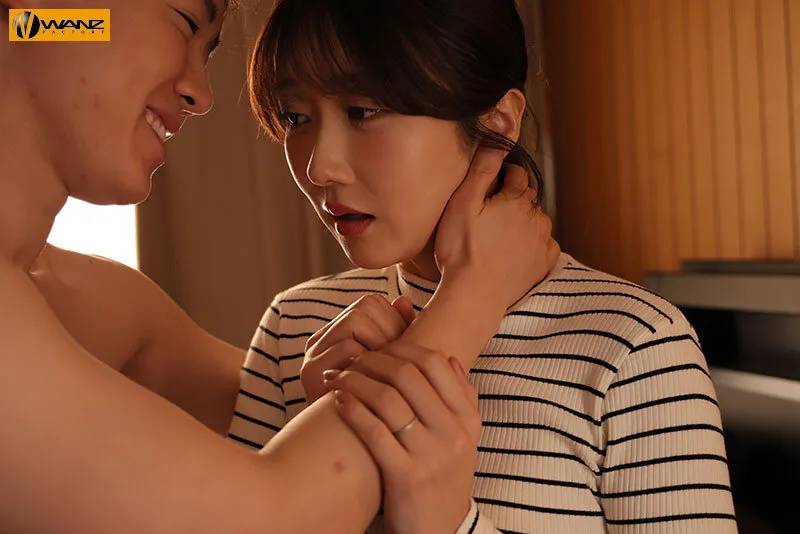 WAAA-644 With her husband right beside her, this lustful, juicy apartment wife seduces a young man and fucks h — Hibiki Otsuki, screenshot 2