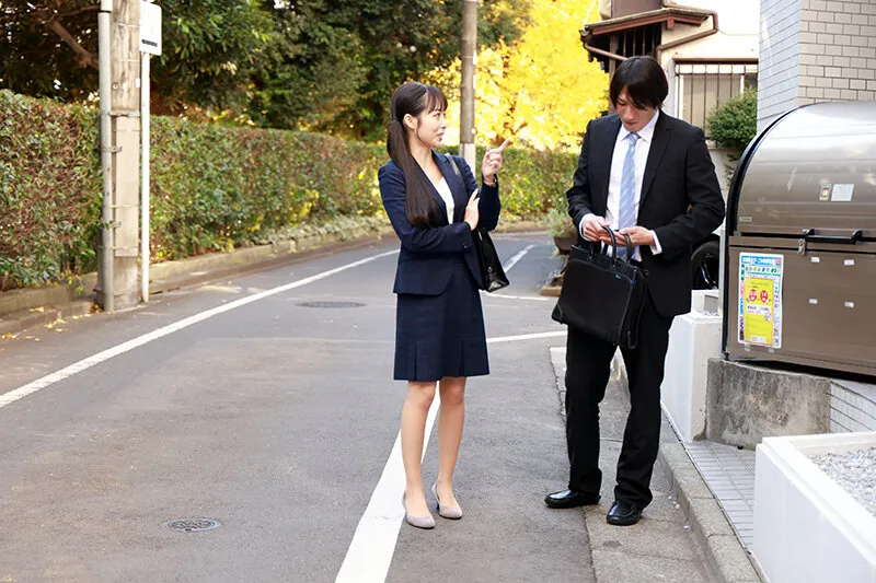 AKDL-366 A female employee who cunningly approaches men; a colleague who seduces with her pink tongue; a kiss- — Honjo Hana, screenshot 7
