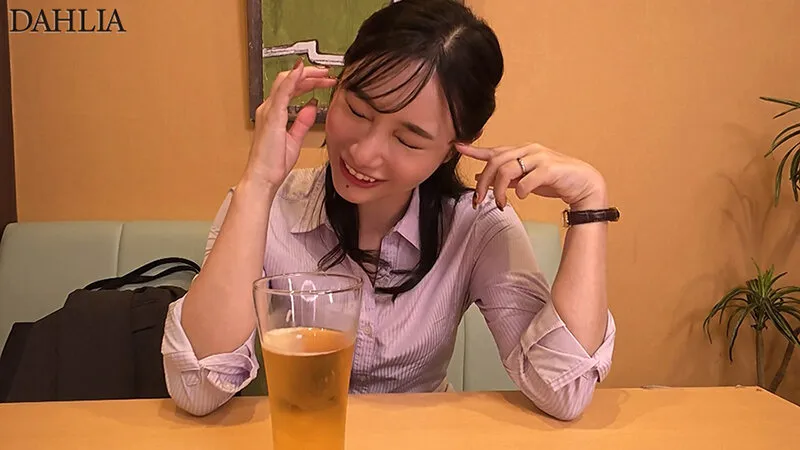 DLDSS-484 \"Lucky me! I won't remember anything after drinking.\" A newly married office lady in a tight, thic — Chiharu Mitsuha, screenshot 1