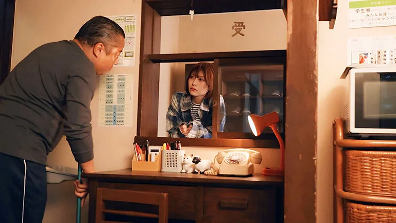 FTHTD-181 A female student and a middle-aged caretaker spend New Year's alone in a student dormitory. Unable t — Komatsumoto, screenshot 2