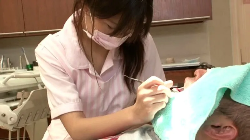 HAVD-767 Kind Popular Female Dentist Sees a Cock and Can't Help But Squeeze it, screenshot 2