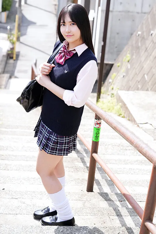 IENFH-23101 Only for amateur schoolgirls! Would you like to experience close contact mixed bathing in a small , screenshot 1