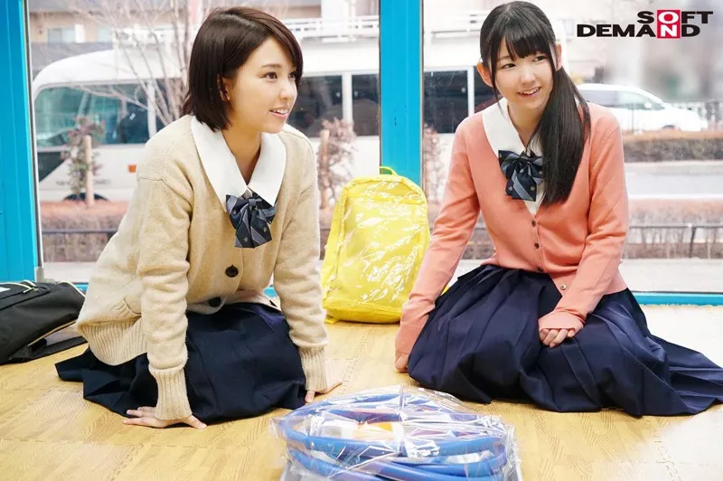 MMGH-060 Yumi-chan (18) Miyu-chan (18) Girl ○ Student Magic Mirror No. 2 people get along well and clean their, screenshot 1