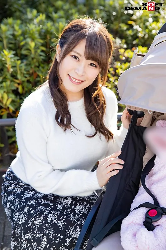 MMGH-255 G-cup Novice Mom - Continuous Cumshots In Front Of Her Husband And Stepchildren: Kyoko (38), screenshot 1