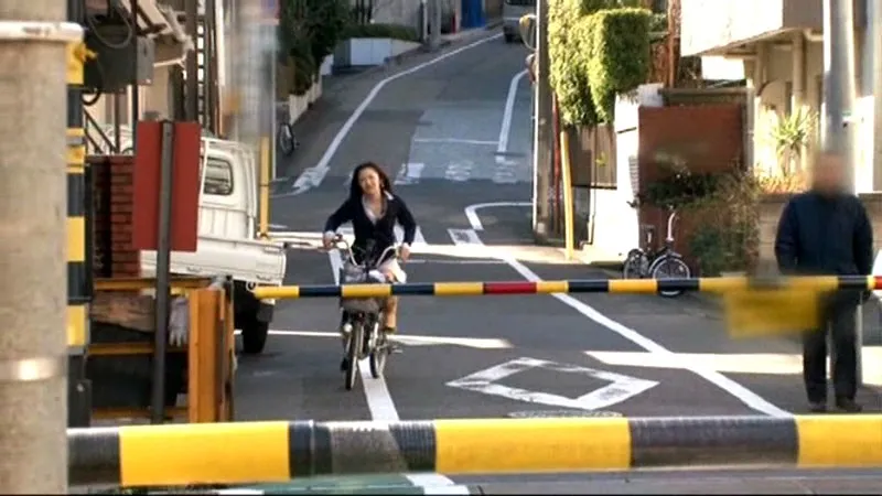SDMT-437 This is the limit exposed in the middle of the town and made to cum. The Acme Bike Is Cumming!! The 1, screenshot 3