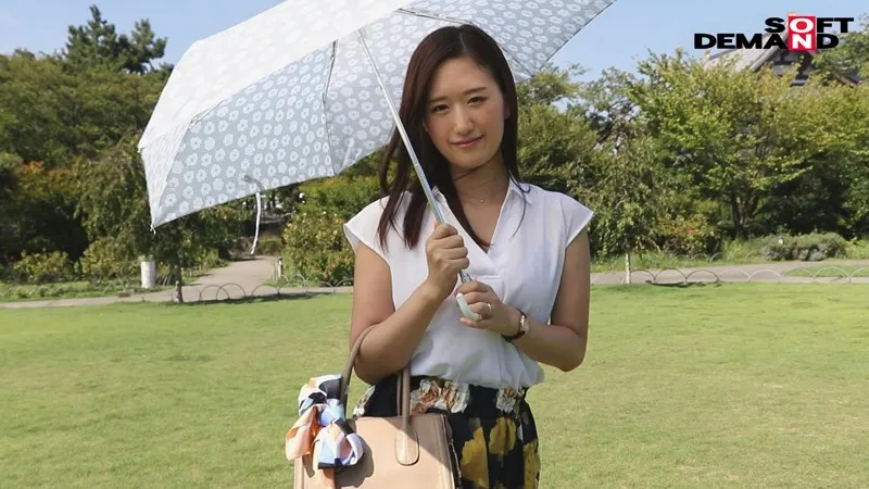 SDNM-171 We Met An Unforgettable Married Woman In Front Of The Train Station After The Rain. Kaede Yoshida, 30 — Kaede Yoshida, screenshot 1