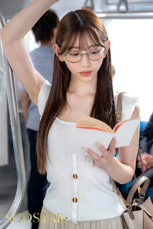 START-528 A liberal arts college student immersed in reading on her way to school is tied up to a hanging stra — Rui Ichinomiya, screenshot 1