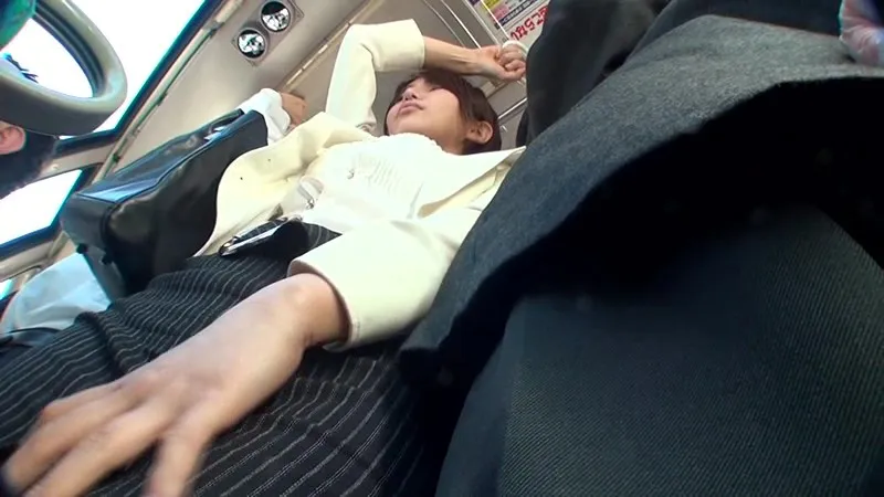 SW-262 The Bus To My Workplace Is Always Filled With Office Ladies With Sexy Pantyhose Legs! I Couldn't Help B, screenshot 2