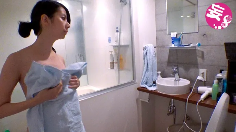 KRHK-002 A Porn Actress Is Surrounded By Male Friends When She's Not Working. Miu Sanae (28 Years Old) Secretl — Miu Sanae, screenshot 6