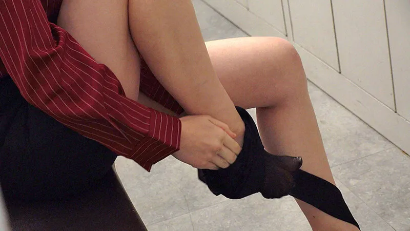 DMOW-227 My secretary, with her beautiful legs in pantyhose, spoke to me politely while looking down on me and — Hazuki Mayu, Kanna Misaki, Uesaka Mei, screenshot 2