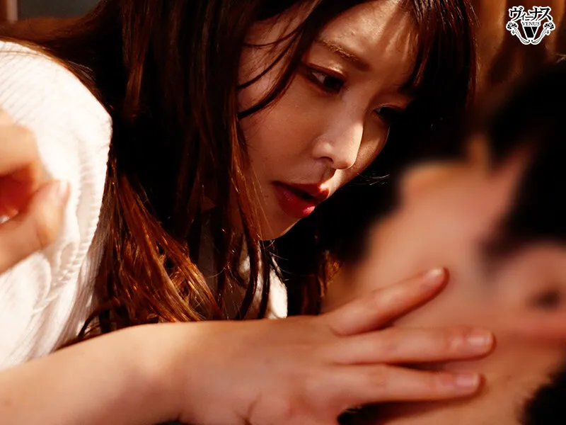 VENX-234 A fierce kiss makes my mother lewd! Akari Niimura's oral sex creampie play that won't let go of her s — Akari Niimura, screenshot 1