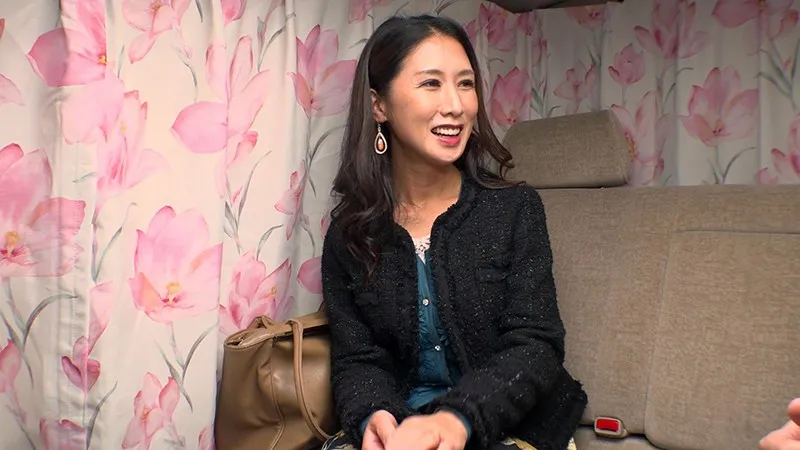 DHT-232 Picking Up A High-class Older Woman: Giving A Creampie To Shoko , 42 Years Old, A Beautiful Celebrity , screenshot 1