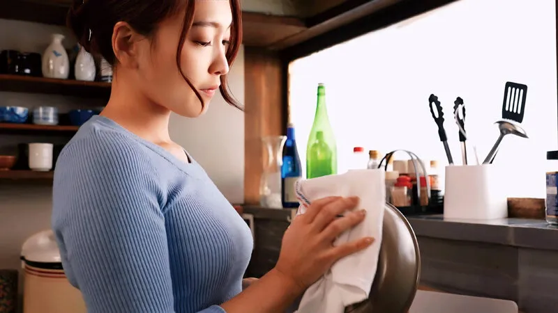 HEZ-892 The kitchen is the wife's sanctuary. A story of a married woman who had an affair at home while her hu — Rika Amemura, screenshot 2