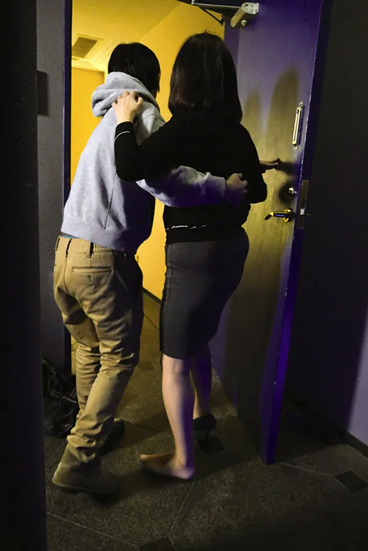 OKAX-791 If You Take Care Of A Mature Woman Who Has Committed A Crime And Bring Her Into Your Room, Will You B, screenshot 5