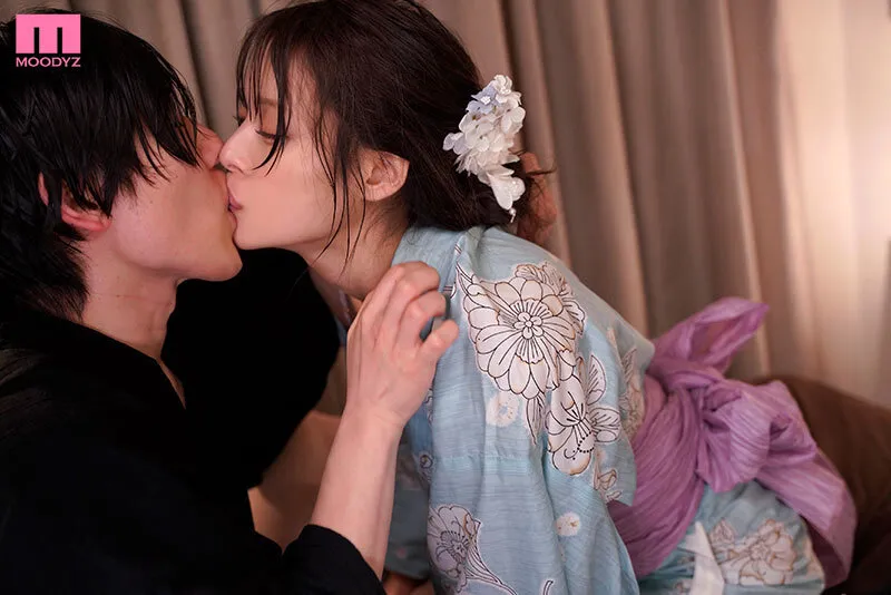 MIDA-428 Sudden heavy rain at the fireworks festival Nana Yagi rushes to share a room with her fiancée teacher — Nana Yagi, screenshot 2