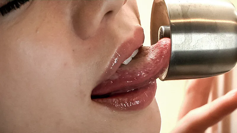 EVIS-562 A woman licking with her tongue, screenshot 1
