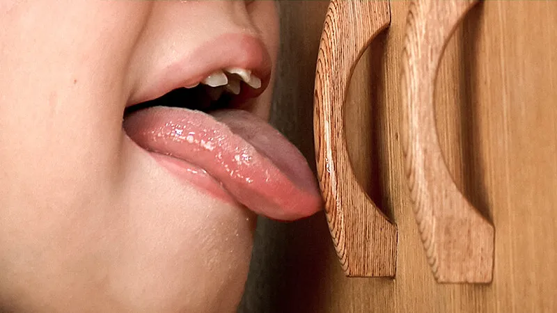 EVIS-562 A woman licking with her tongue, screenshot 3