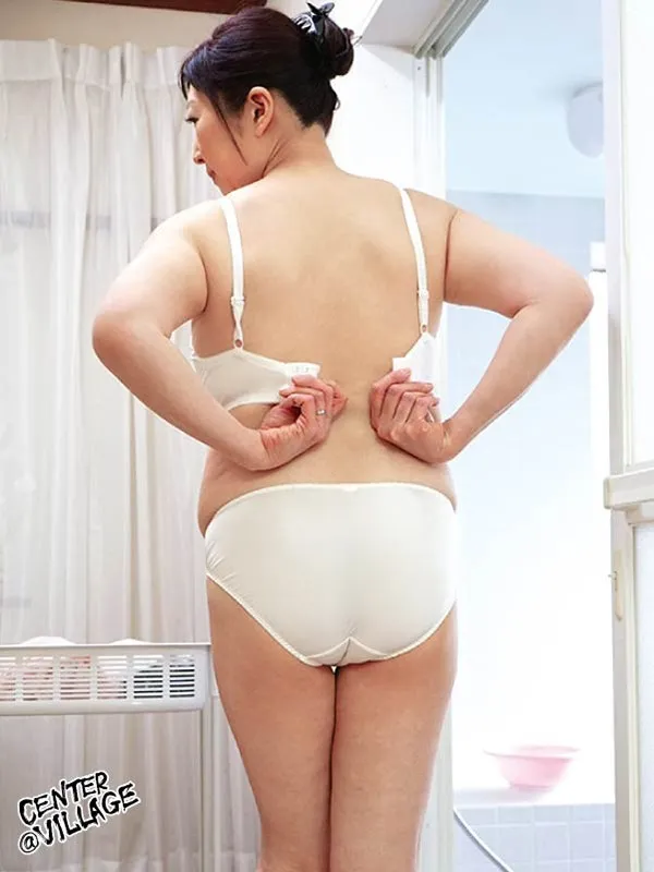 HONE-230 I Was Staring At My Mother's Dripping Wet Nipple Tomomi Kiuchi — Kiuchi Tomomi, screenshot 1