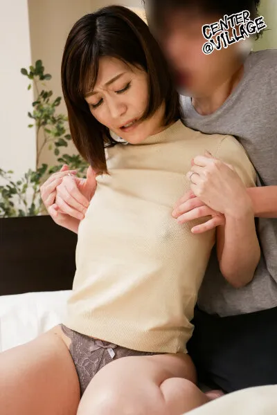 HONE-268 ノーブラ浮き乳首を攻められて乳首イキ依存症になった母 三ツ瀬祐美子 — 三ツ瀬祐美子, スクリーンショット 1