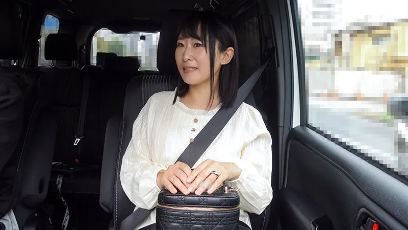 HMDNV-922 A wealthy housewife who loves her hobby of horseback riding, this slutty mature woman uses her extre, screenshot 1