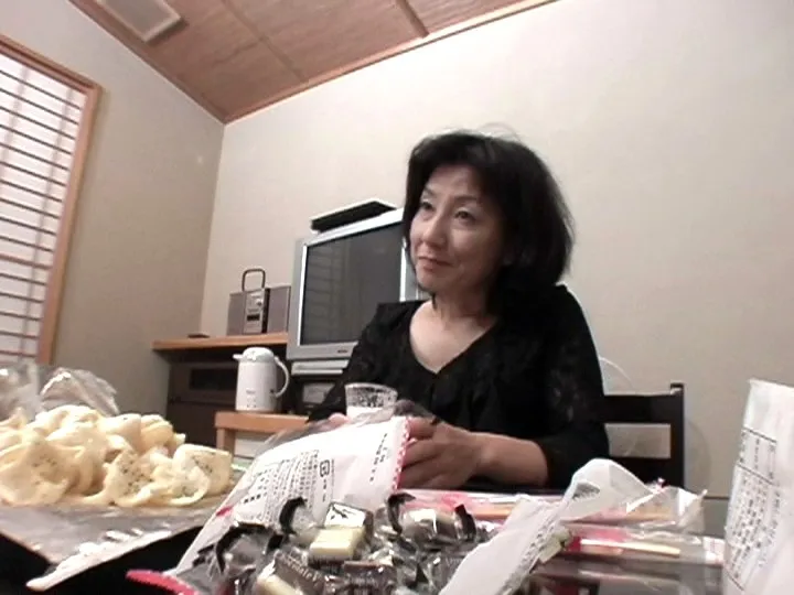 VNDS-994 Picking Up Aunties on the Street, screenshot 2