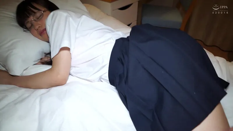 TSSR-2633 A beautiful girl with glasses has sex with an older man while still wearing her clothes., screenshot 1