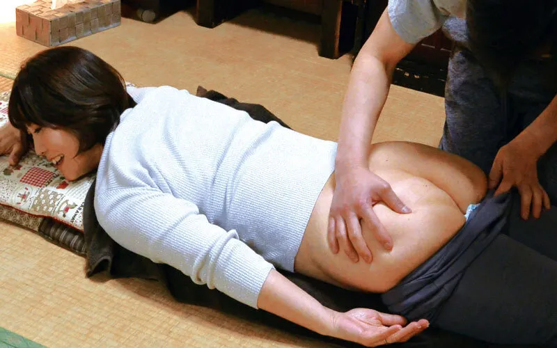 UDAK-008 "Always Be Prepared ..." While He Was Giving His Stepmom A Massage, She Pulled Down His Pants And Exp — Misa Kyono, Ran Yamabuki, Shihori Akiyama, screenshot 1