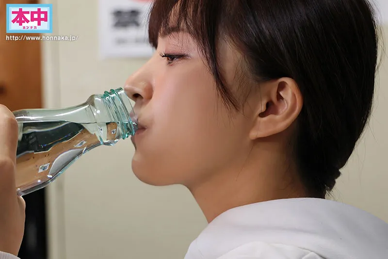 HMN-748 I kept giving aphrodisiacs to a cheeky student part-timer for a week, and on the night of her shift, s — Akari Neo, screenshot 2