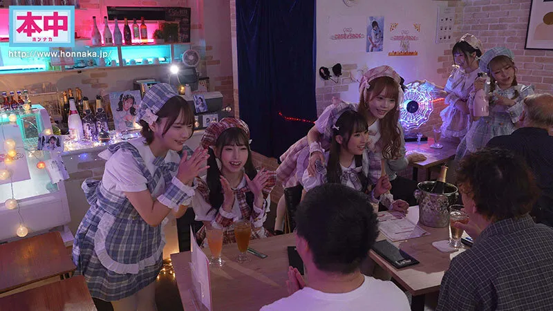 HMN-835 推したらヤレるコンカフェ 3組のコンビが太客の僕を中出し誘惑して奪い合い! ~店長みお・初期メンことね編~ — Mio Ichijo, Misuzu Otowa, Pure White Minori, スクリーンショット 1