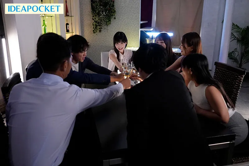 IPZZ-805 A cute and charming new female employee who's too popular with men drives her jealous bosses crazy, a — 桃さくら, 桜空もも, スクリーンショット 1