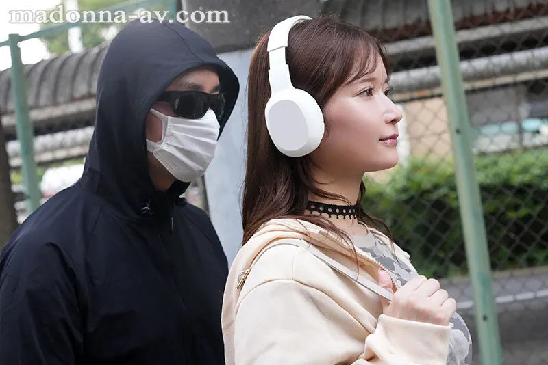 JUR-636 A defenseless, noise-canceling, big-breasted housewife. A stalker approaches her silently from 30cm be — Rena Momozono, screenshot 1