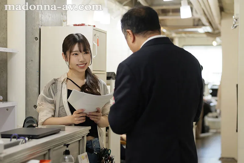 JUR-666 \"Absolutely, absolutely...you mustn't make a sound, okay?\" I work in sales in the beauty industry, a — Mei Satsuki, Mei Satsuki, screenshot 1