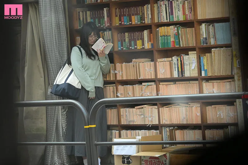 MIAB-249 新人 古書店で立ち読みしている眼鏡っ娘インキャJDをナンパしたら、官能小説でオナニーしてる隠れ巨乳で大量潮吹く変態ちゃんだった件 ひなちゃん, スクリーンショット 1