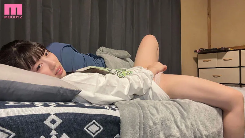 MIDA-022 My junior's girlfriend will come and fuck my dick as soon as I call her, and she's the perfect mastur — Urakami Hinori, screenshot 1