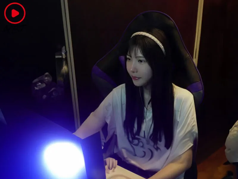 NPJS-135 I paid a lot of money to watch a gamer girl's stream, and then I was able to meet her offline!! Mizuk, screenshot 1