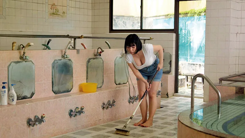 REAL-958 Bathhouse Part-timer Gang play: Busty College Girl playd by Old Men, Covered in Sperm and Aphrodisiac — Sunao Kui, screenshot 1
