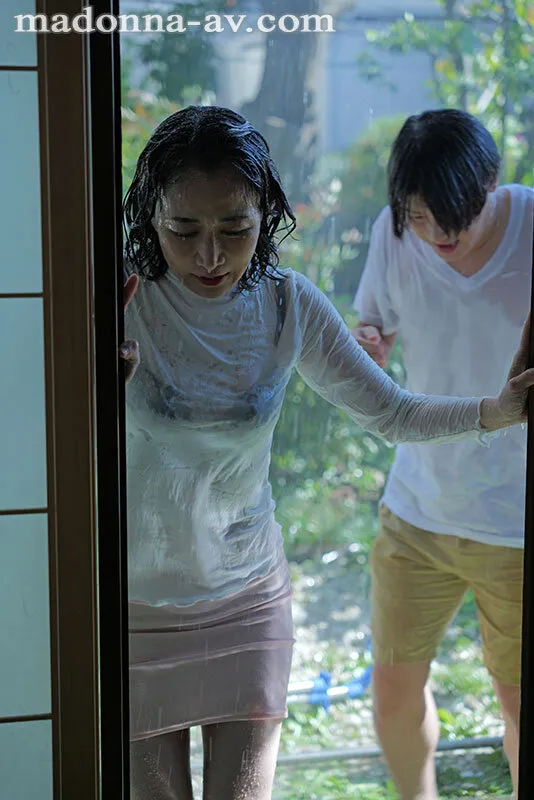 ROE-222 濡れ透ける母の肢体―。同じ屋根の下で二人きり…。 ゲリラ豪雨の夜ー。母子グショ濡れ相姦 瀬尾礼子 — 瀬尾礼子, スクリーンショット 1