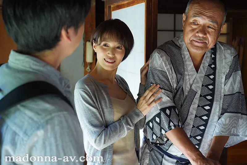 ROE-474 When I went home for the holidays, I found out my grandfather and mother were having an affair. What I — Hoshi Fuyuka, screenshot 1