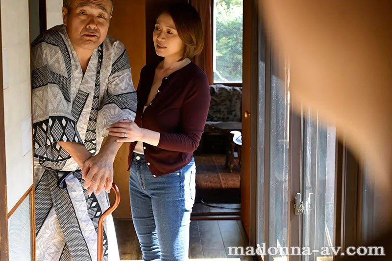ROE-487 帰省したら、祖父と母がデキていた。あの日、見てしまった出来事が僕を生涯≪熟女好き≫に変えた―。 — 友田真希, スクリーンショット 1