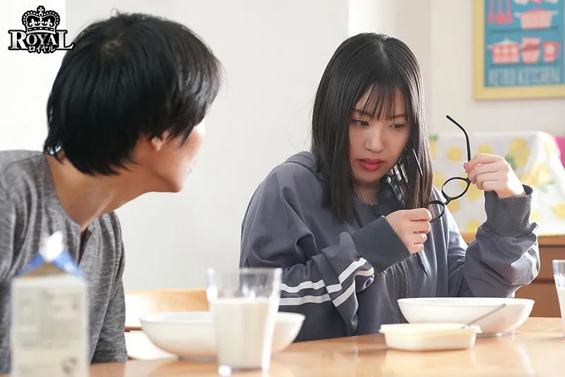 ROYD-271 My sister is plain and modest, but when she takes off her glasses, she turns out to be a stunning bea — Koiro Yuki, screenshot 1